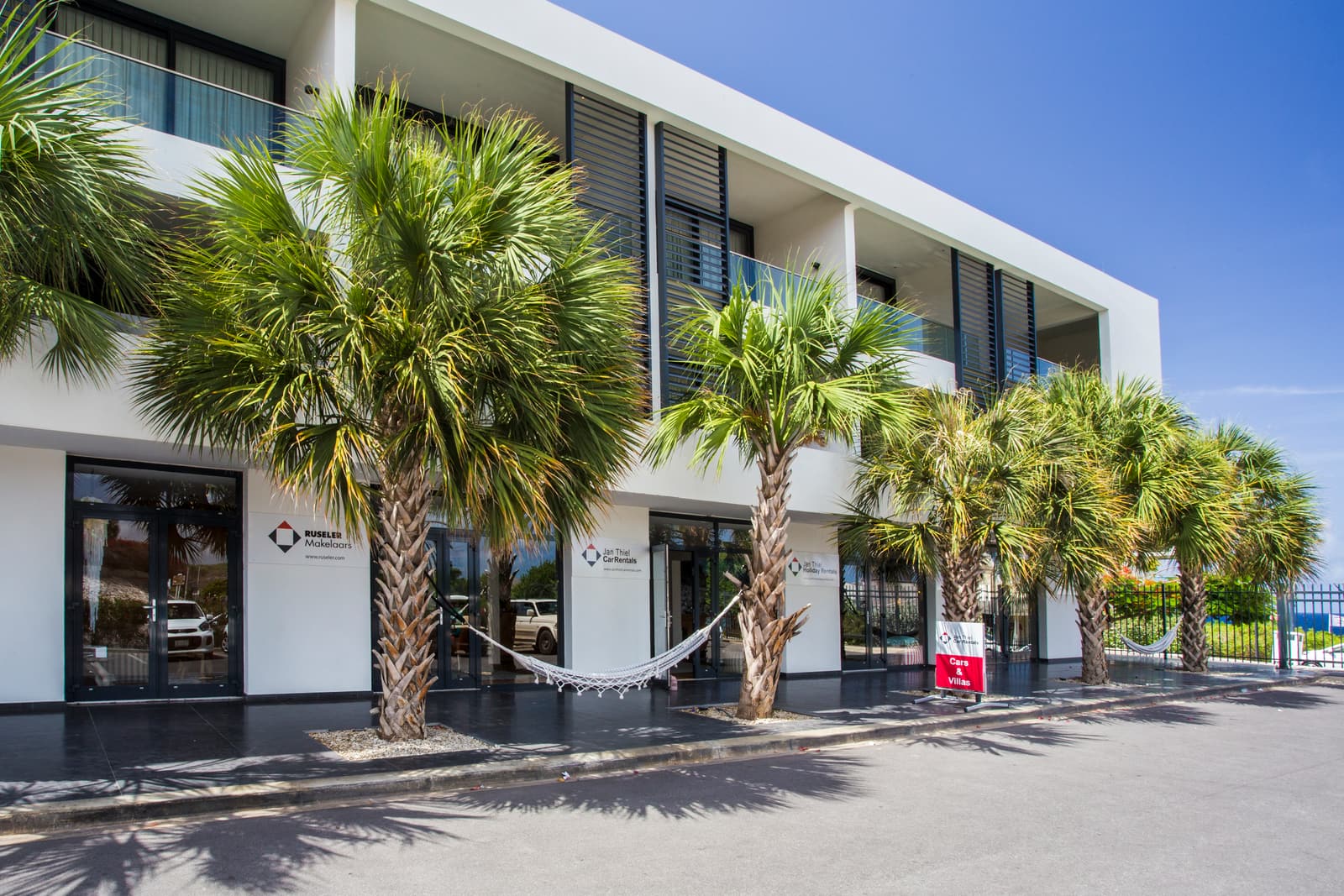 Appartementengebouw Bayside op Boca Gentil met palmen