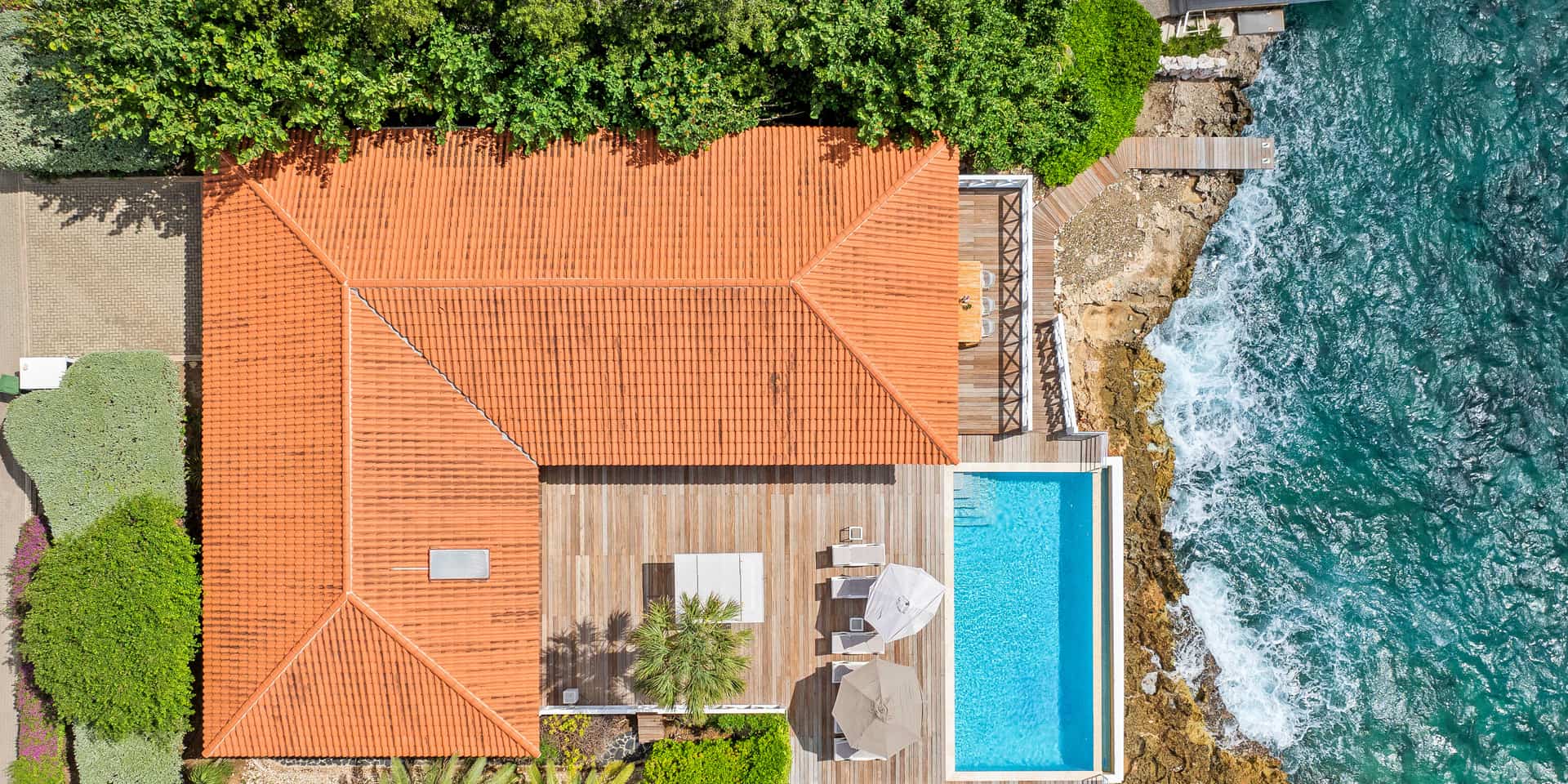 Luchtfoto van villa Boca Gentil S-05 met privé zwembad, direct aan de Caribische Zee