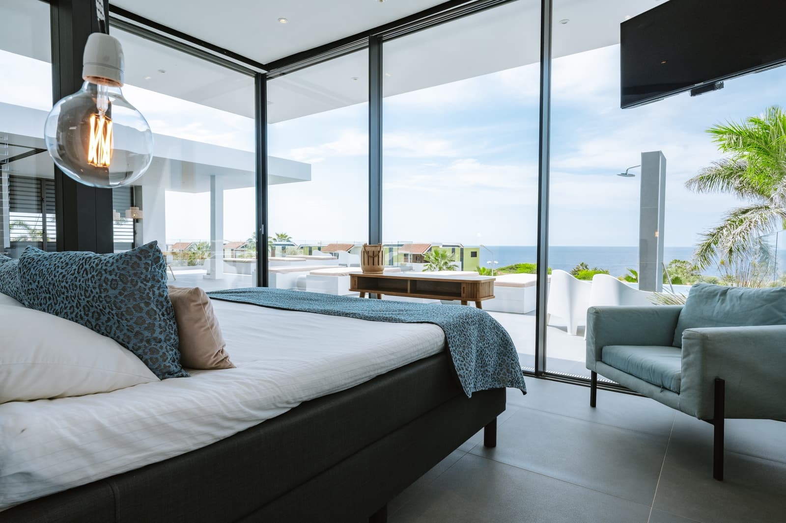 Slaapkamer van Villa Mirabel met uitzicht op zee