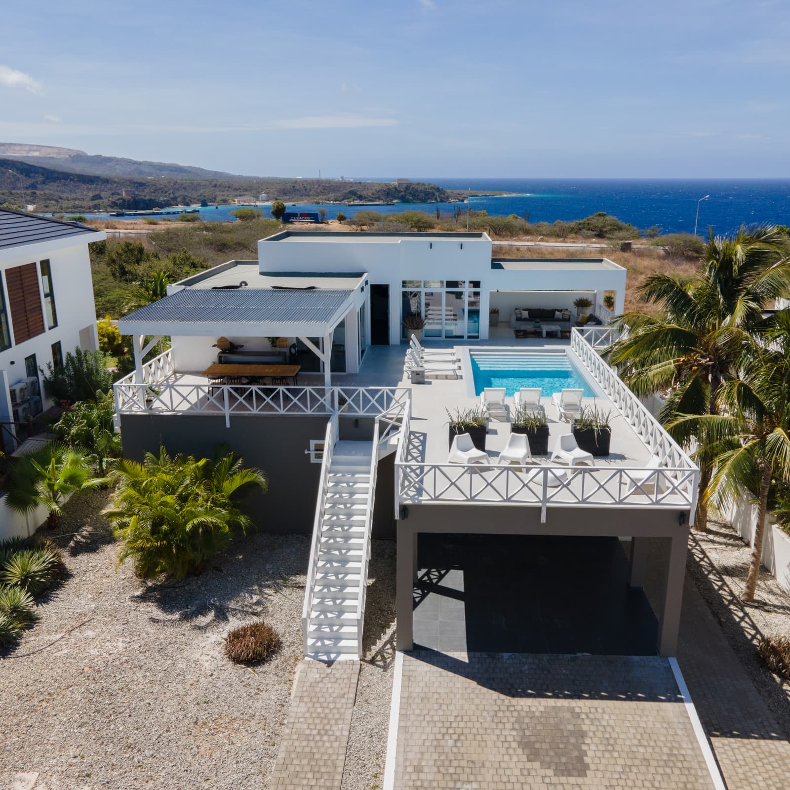 Luchtfoto van Villa Paradise Breeze met zeezicht